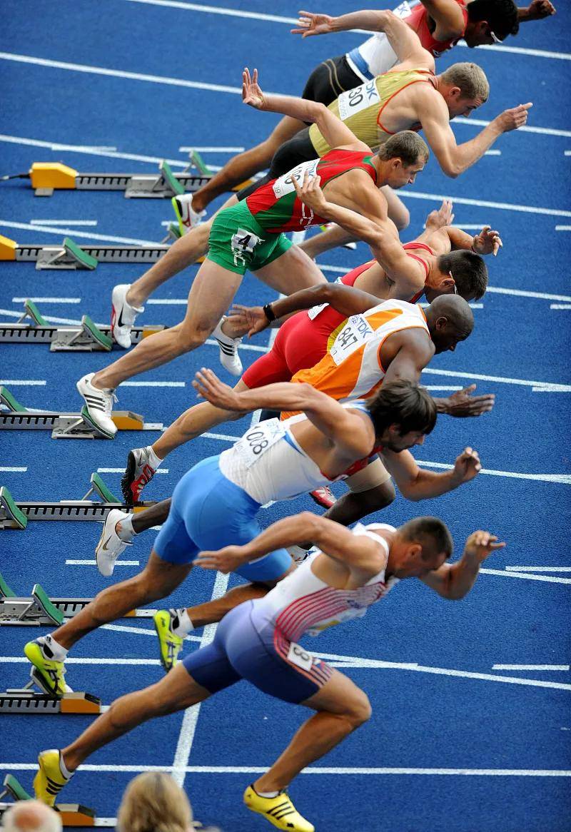 田径比赛选手百分之百拼搏，成绩斐然