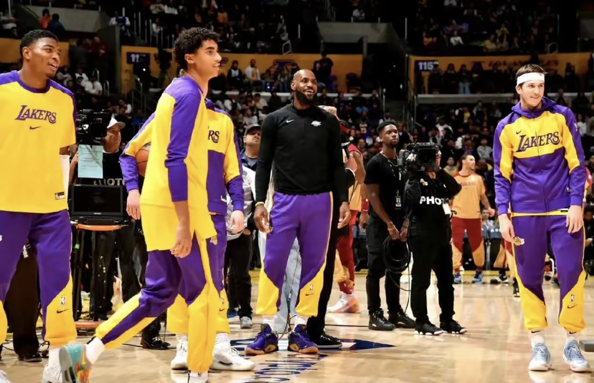 强队逐鹿,篮球场上气氛紧张 强队逐鹿,篮球场上气氛紧张