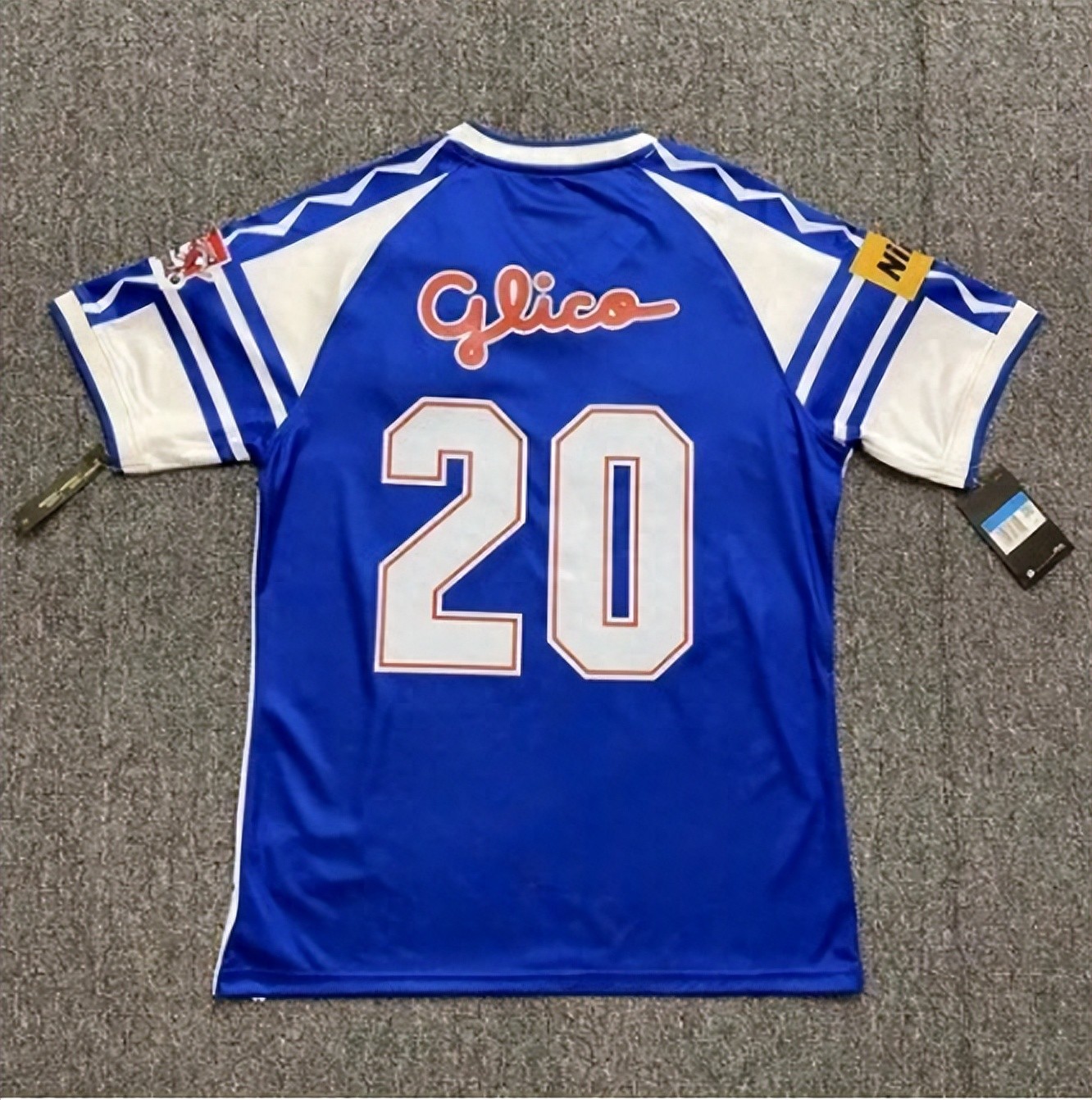 包含球队公布新年度主场球衣，球迷疯狂购买的词条