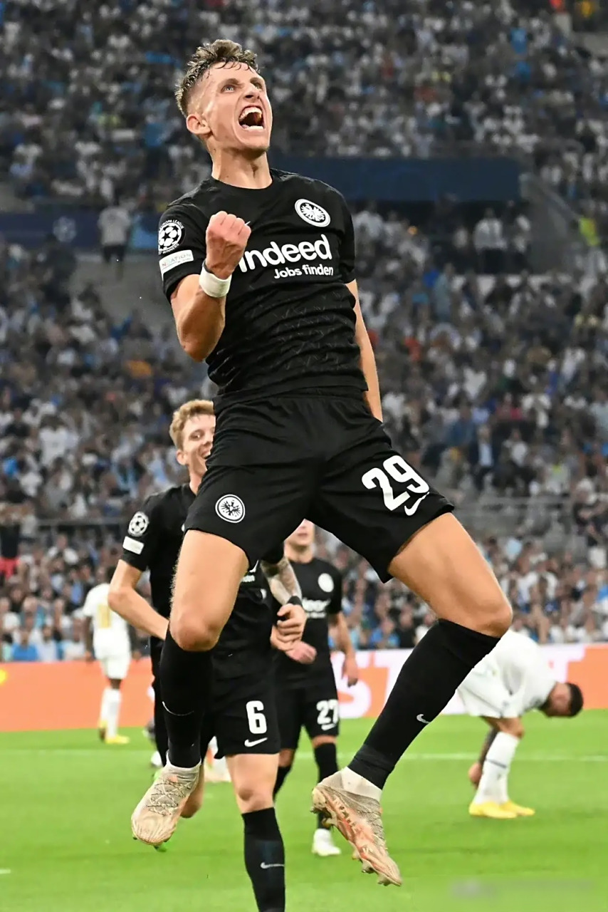 法兰克福客场取胜，稳步提升排名的简单介绍