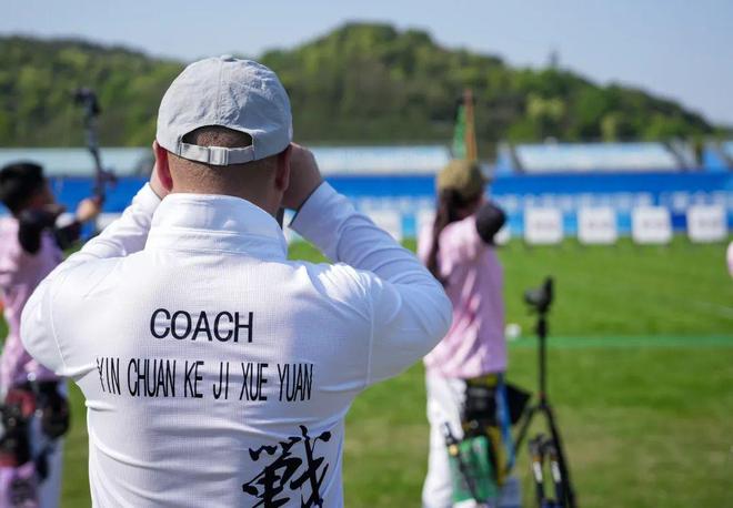 射箭比赛冠军露宿求胜，击败强手夺冠