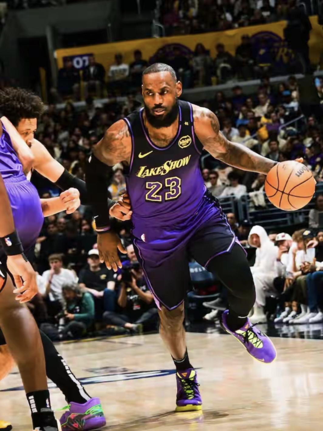 詹皇表现出色，带领湖人获胜的简单介绍