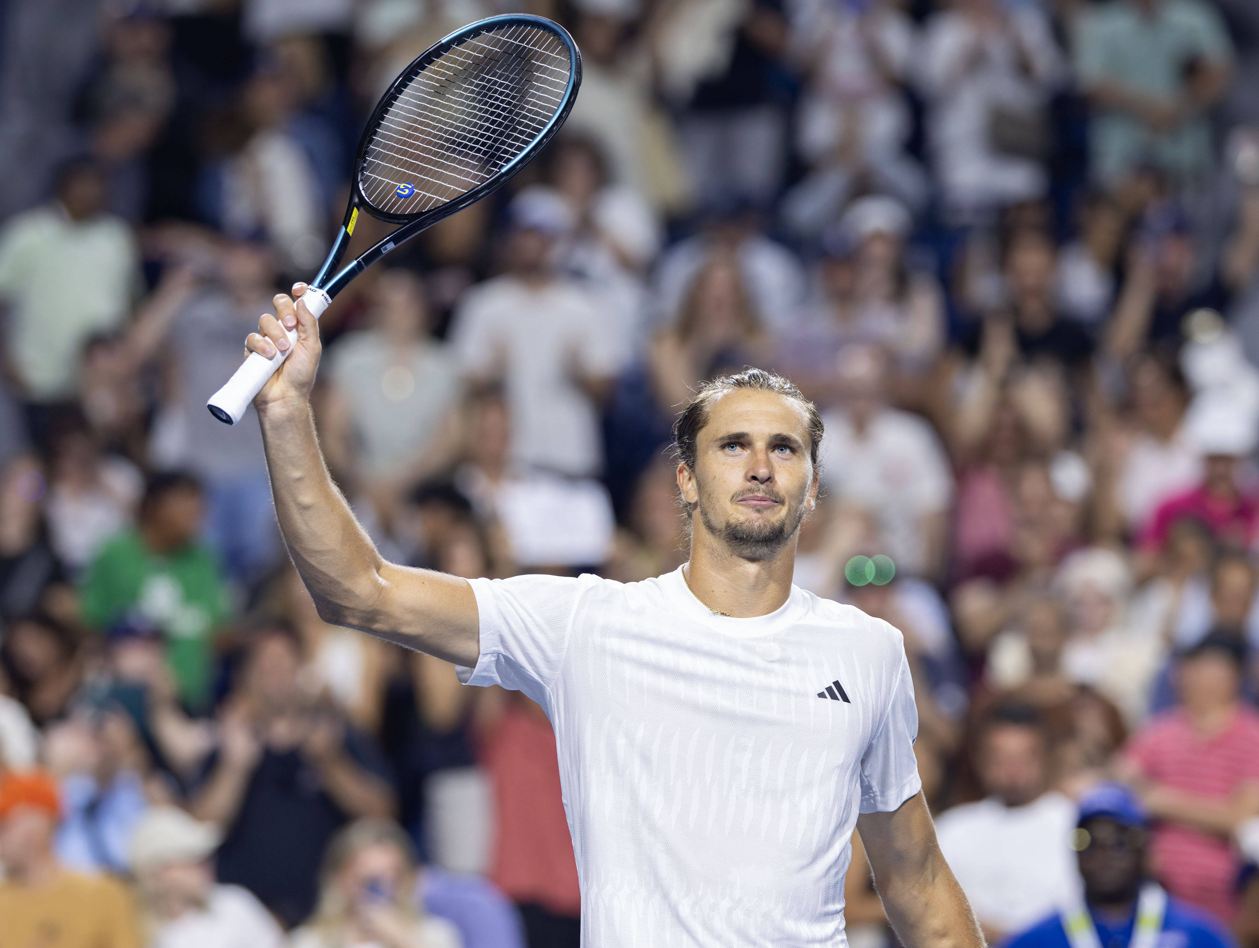 包含英国网球队险胜意大利网球队，兹维列夫打破历史纪录的词条