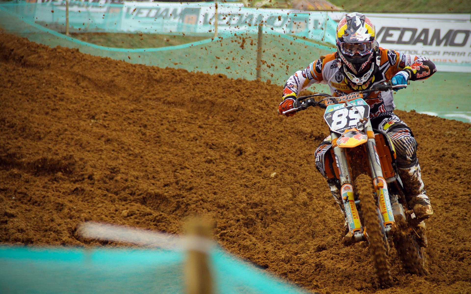 红牛车队险胜雷诺，周冠宇扛起全队，一场惊心动魄的胜利