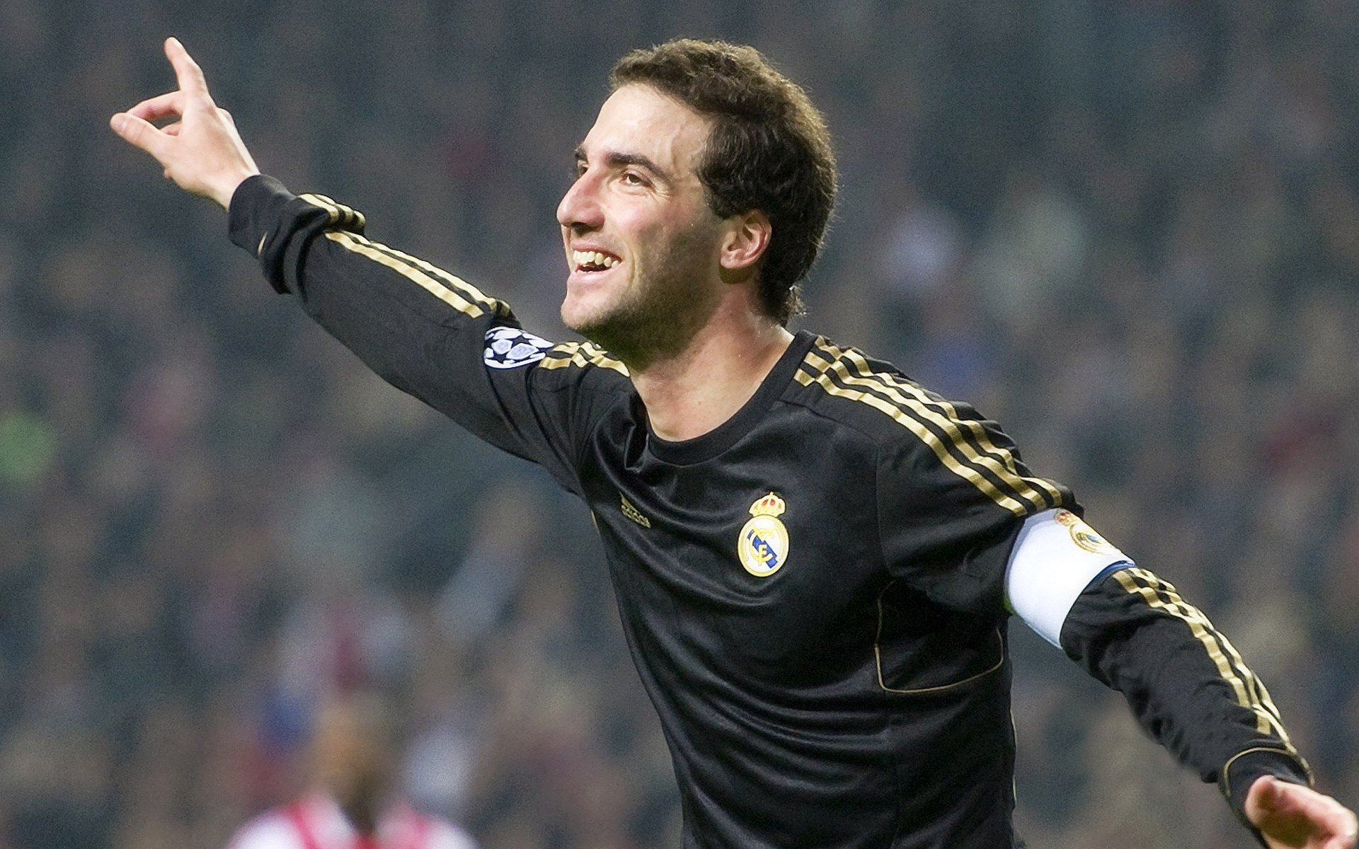 红黑奇迹与埃及之光，AC米兰翻盘中国行与萨拉赫的东方闪耀