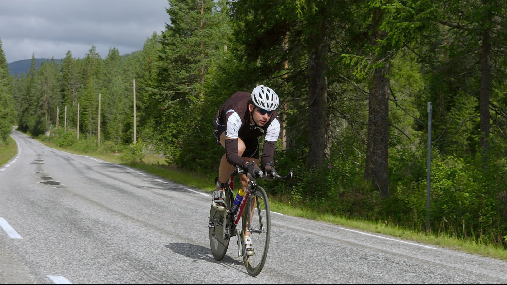 年度焦点之战，广东队客场力克广厦队，带走关键胜利